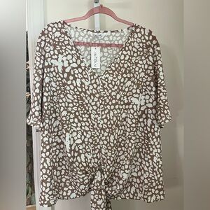 INVOLAND TIE FRONT SHORT SLEEVE LIGHTWEIGHT SUMMER BLOUSE. NWT. SIZE 18W.